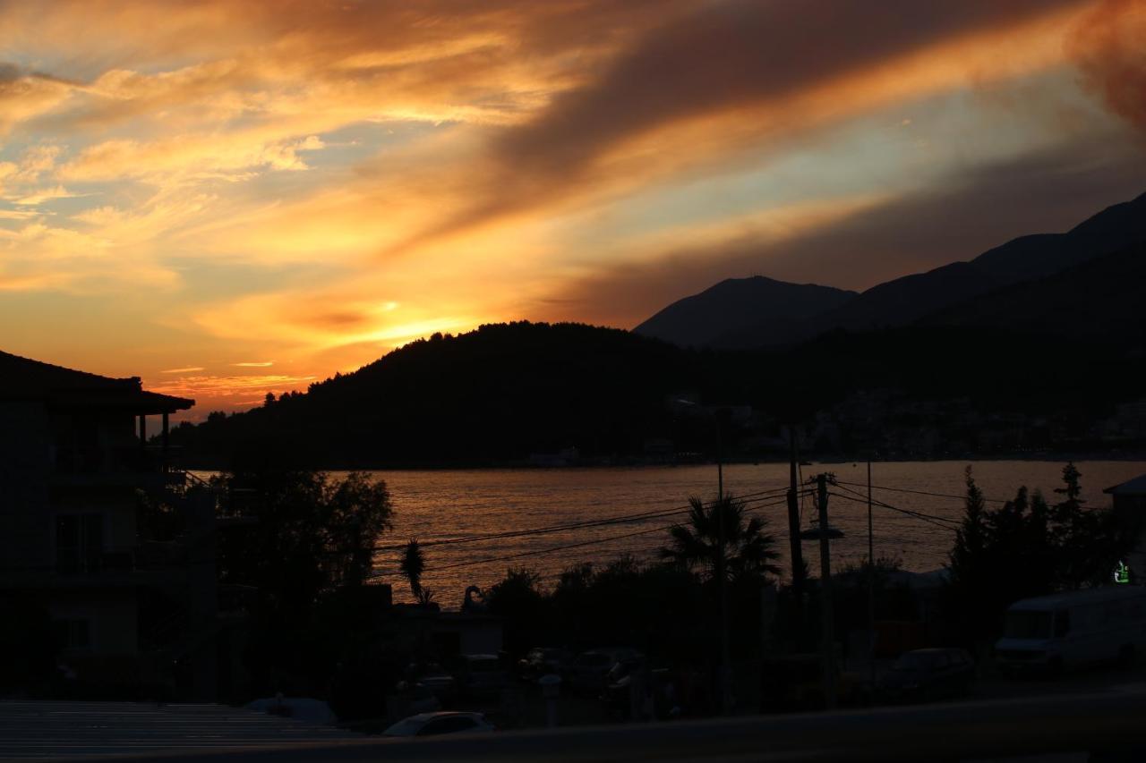 Vourtarea Guesthouse Himare Exterior photo