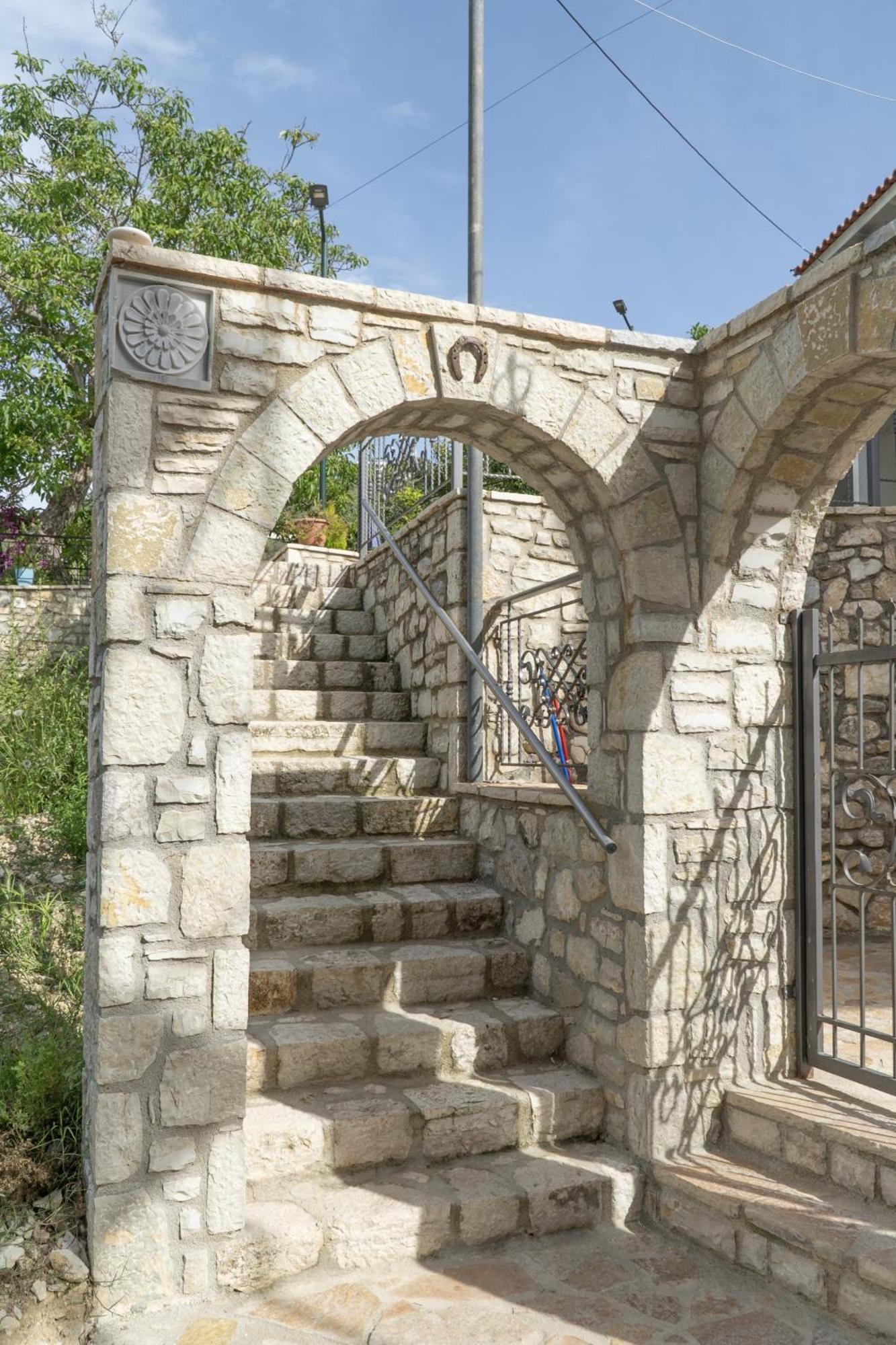Vourtarea Guesthouse Himare Exterior photo